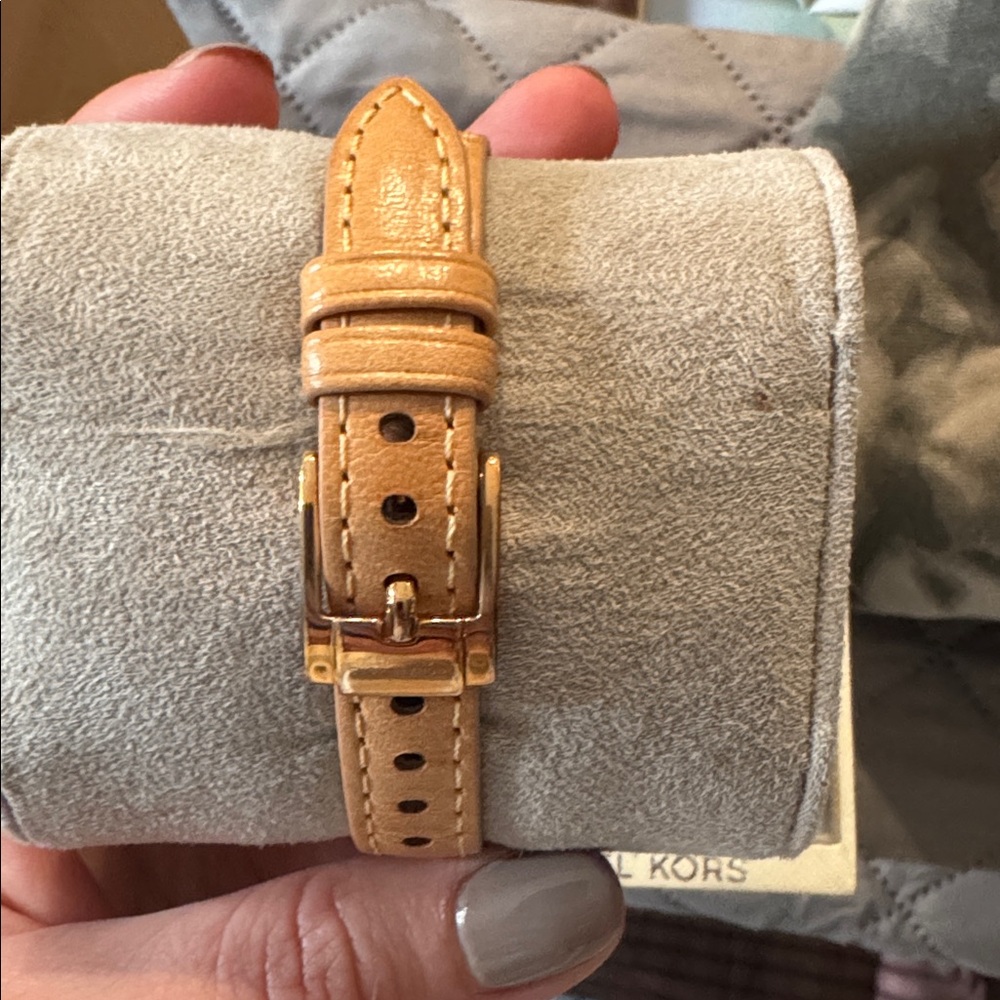 Michael Kors Leather Strap Rose Gold Watch - Picture 3 of 3